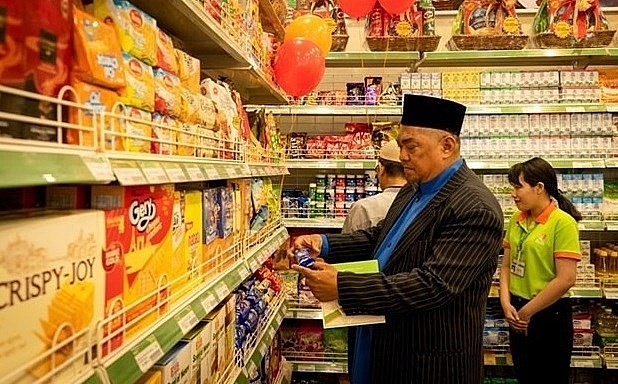To lure more travelers from the Middle East, localities need to pay attention to providing Muslim-friendly food and drinks with certification stamps. (Photo: VNA) 