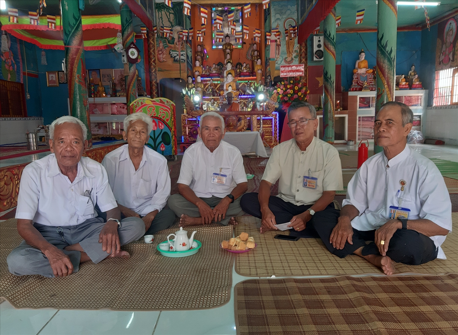 Ông Thạch Khâm (ngồi giữa) trò chuyện cùng với Ban Quản trị chùa Phnor Kom Pôt Ông Thạch Khâm (ngồi giữa) trò chuyện cùng với Ban Quản trị chùa Phnor Kom Pôt