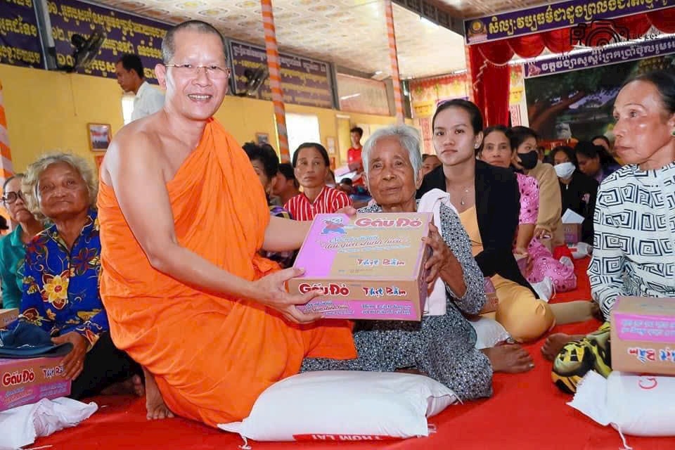 Thượng tọa Danh Nâng trao quà mừng Sen Dolta đến phật tử Thượng tọa Danh Nâng trao quà mừng Sen Dolta đến phật tử