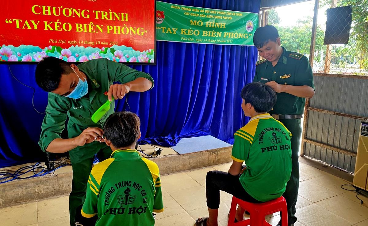 Cán bộ, chiến sĩ Đồn Biên phòng Phú Hội cắt tóc miễn phí cho các em học sinh. Ảnh: Chiến Khu Cán bộ, chiến sĩ Đồn Biên phòng Phú Hội cắt tóc miễn phí cho các em học sinh. Ảnh: Chiến Khu