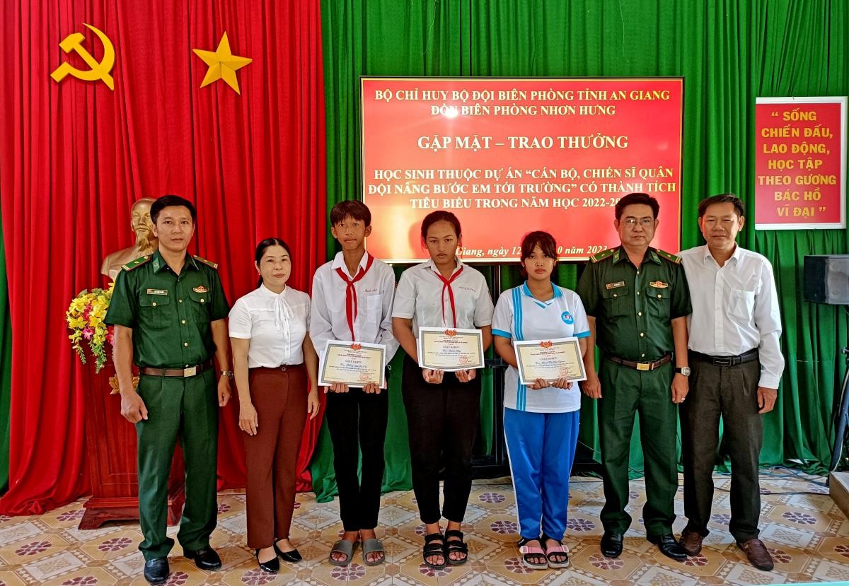 Đồn Biên phòng Nhơn Hưng trao thưởng cho học sinh nghèo học giỏi thuộc Dự án “Cán bộ, chiến sĩ Quân đội nâng bước em đến trường”. Ảnh: Chiến Khu Đồn Biên phòng Nhơn Hưng trao thưởng cho học sinh nghèo học giỏi thuộc Dự án “Cán bộ, chiến sĩ Quân đội nâng bước em đến trường”. Ảnh: Chiến Khu