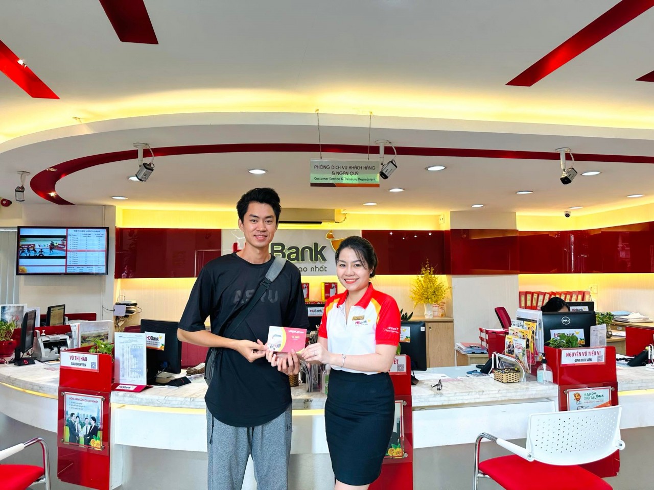 Khách hàng bất ngờ khi đăng ký App HDBank quay trúng 5 triệu đồng Khách hàng bất ngờ khi đăng ký App HDBank quay trúng 5 triệu đồng