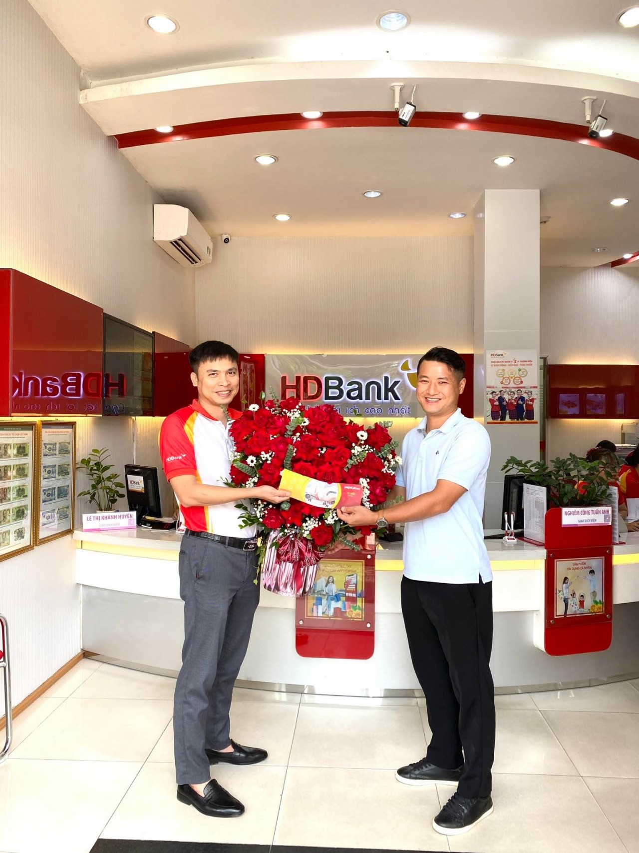 Khách hàng bất ngờ khi đăng ký App HDBank quay trúng 5 triệu đồng Khách hàng bất ngờ khi đăng ký App HDBank quay trúng 5 triệu đồng