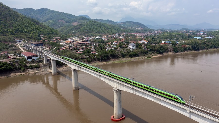 Một đoàn tàu chạy trên cây cầu siêu lớn Luang Prabang bắc qua sông Mê Kông của Đường sắt Trung Quốc-Lào ở Lào, ngày 28 tháng 5/2023. (Ảnh:Tân Hoa Xã) Một đoàn tàu chạy trên cây cầu siêu lớn Luang Prabang bắc qua sông Mê Kông của Đường sắt Trung Quốc-Lào ở Lào, ngày 28 tháng 5/2023. (Ảnh:Tân Hoa Xã)