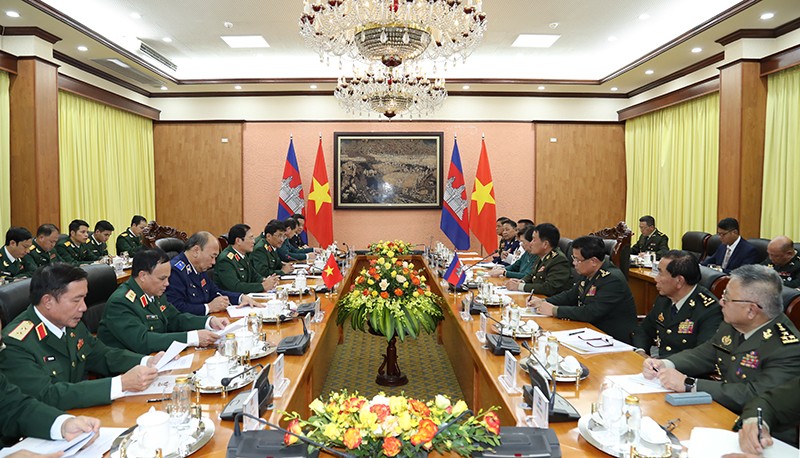 Thượng tướng Nguyễn Tân Cương hội đàm với Đại tướng Vong Pisen Thượng tướng Nguyễn Tân Cương hội đàm với Đại tướng Vong Pisen