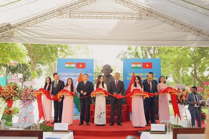 Các đại biểu cắt băng khánh thành. (Ảnh: ĐSQ Ấn Độ)