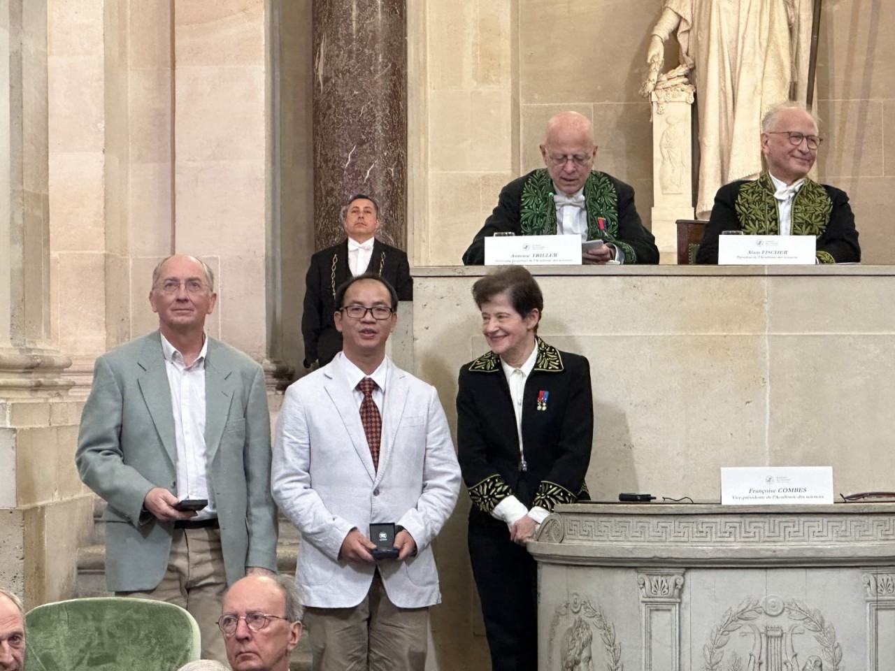 Giáo sư Marc Chardin và giảng viên Trần Quang Hòa nhận giải thưởng Hai nhà khoa học Việt Nam nhận giải thưởng của Viện Hàn lâm Pháp