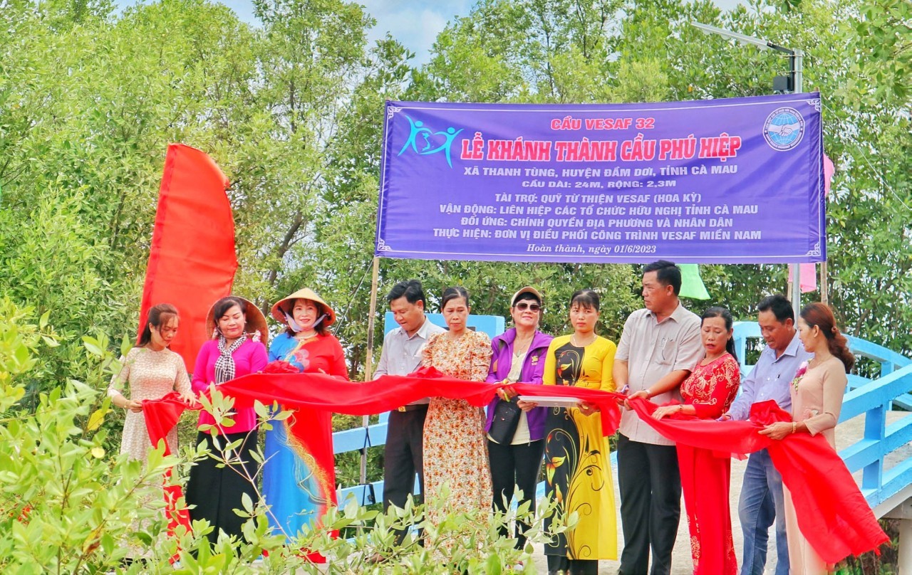 Đại diện Liên hiệp các tổ chức hữu nghị tỉnh Cà Mau, Quỹ từ thiện VESAF cùng chính quyền địa phương cắt băng khánh thành cầu Phú Hiệp (xã Thanh tùng, huyện Đàm Dơi, Cà Mau). Đại diện Liên hiệp các tổ chức hữu nghị tỉnh Cà Mau, Quỹ từ thiện VESAF cùng chính quyền địa phương cắt băng khánh thành cầu Phú Hiệp (xã Thanh tùng, huyện Đàm Dơi, Cà Mau).