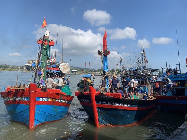 Ngư dân tại huyện đảo Lý Sơn chuẩn bị vươn khơi (Ảnh: VGP/Lưu Hương) Ngư dân tại huyện đảo Lý Sơn chuẩn bị vươn khơi (Ảnh: VGP/Lưu Hương)