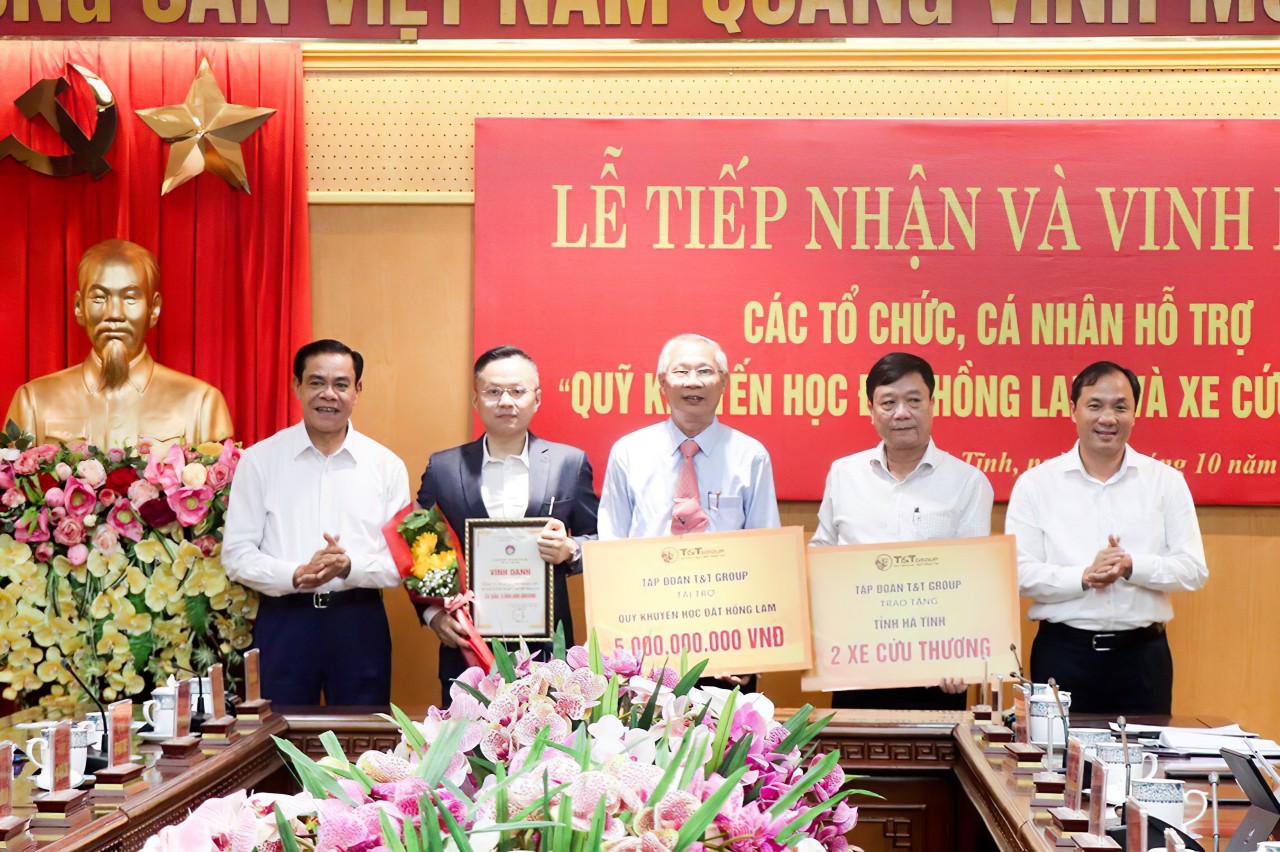 Bí thư Tỉnh ủy Hà Tĩnh Hoàng Trung Dũng, Chủ tịch UBND tỉnh Võ Trọng Hải, đại diện Hội Khuyến học Hà Tĩnh, Sở Y tế Hà Tĩnh tiếp nhận và vinh danh nguồn tài trợ 5 tỷ đồng, 2 xe cứu thương của Tập đoàn T&T Group. Bí thư Tỉnh ủy Hà Tĩnh Hoàng Trung Dũng, Chủ tịch UBND tỉnh Võ Trọng Hải, đại diện Hội Khuyến học Hà Tĩnh, Sở Y tế Hà Tĩnh tiếp nhận và vinh danh nguồn tài trợ 5 tỷ đồng, 2 xe cứu thương của Tập đoàn T&T Group.
