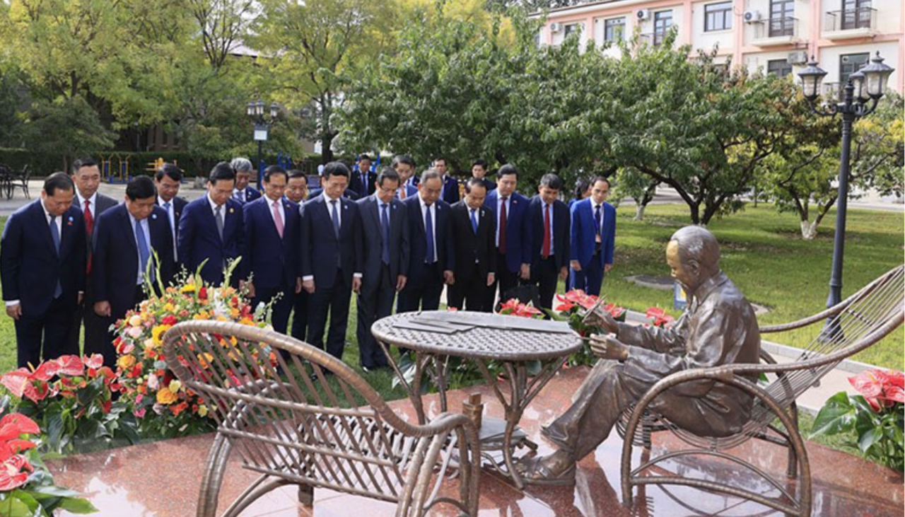 Chủ tịch nước Võ Văn Thưởng gặp mặt cán bộ, nhân viên Đại sứ quán và các cơ quan đại diện Việt Nam tại Trung Quốc Chủ tịch nước Võ Văn Thưởng gặp mặt cán bộ, nhân viên Đại sứ quán và các cơ quan đại diện Việt Nam tại Trung Quốc