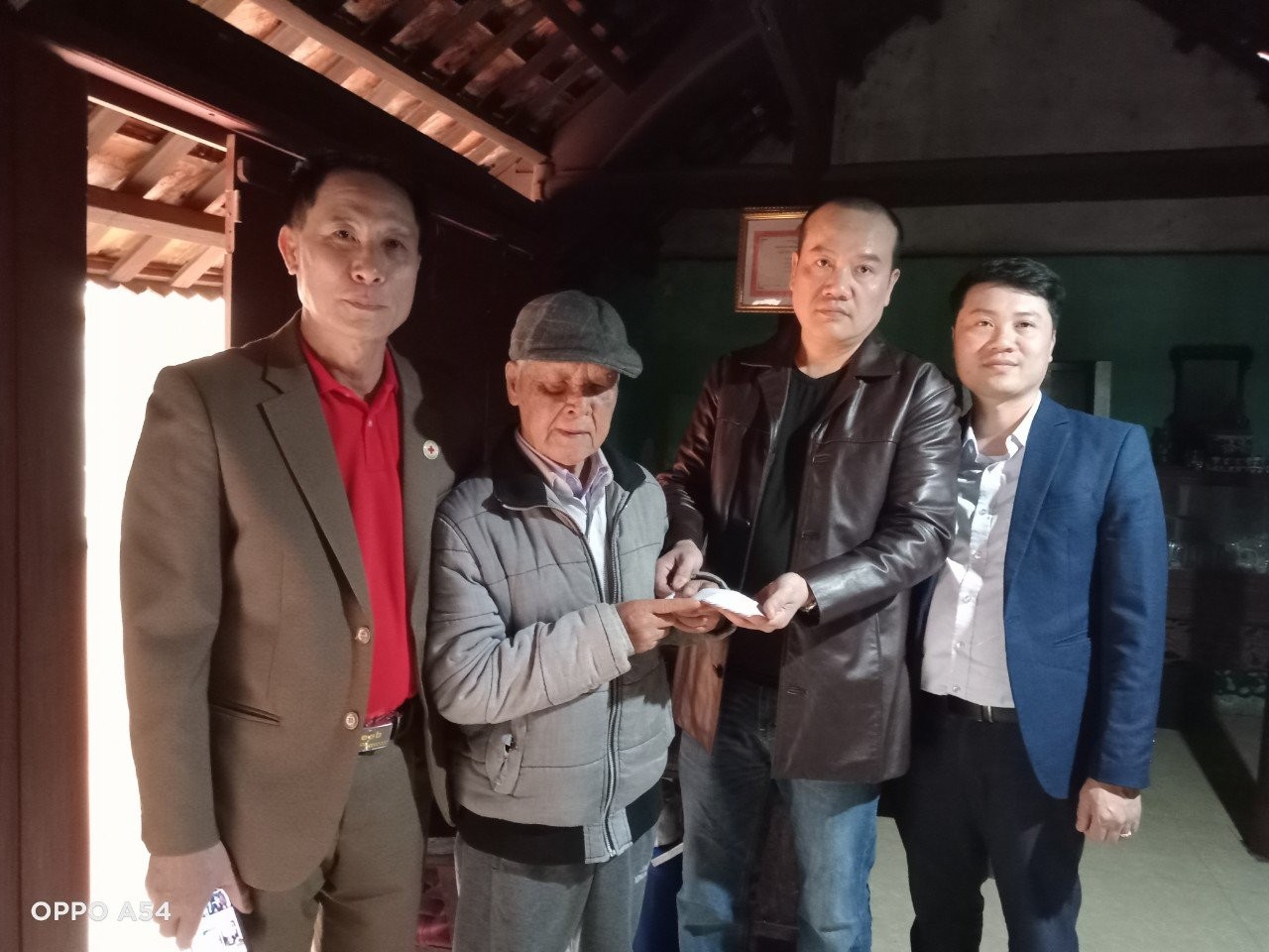 Đại diện Hội Thân nhân Việt kiều TX Quảng Yên trao quà cho gia đình có hoàn cảnh khó khăn ở khu 2, phường Phong Hải (TX Quảng Yên). Đại diện Hội Thân nhân Việt kiều TX Quảng Yên trao quà cho gia đình có hoàn cảnh khó khăn ở khu 2, phường Phong Hải (TX Quảng Yên).
