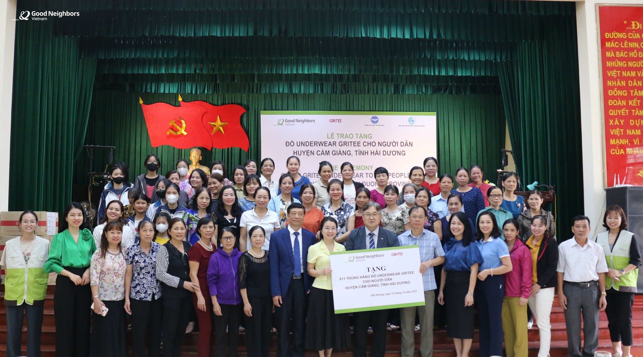 Trao tặng quà cho 50 phụ nữ, trẻ em gái ở thị trấn Lai Cách. Trao tặng quà cho 50 phụ nữ, trẻ em gái ở thị trấn Lai Cách.