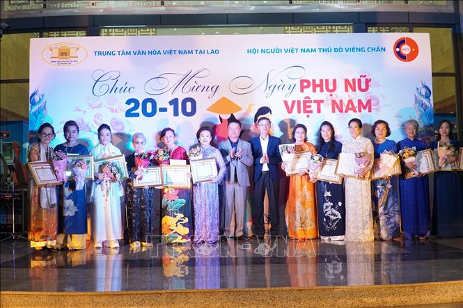 Nữ kiều bào tại Lào Chú thích ảnh