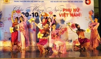 Nữ kiều bào tại Lào 