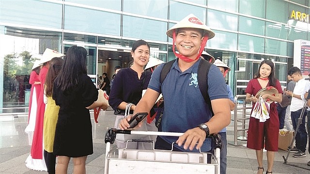 A Thai tourist is welcomed at Đà Nẵng International Airport. The central city of Đà Nẵng called for the launch of more direct flights from Thailand and Indonesia to Đà Nẵng. — Photo courtesy of Trần Lê Lâm A Thai tourist is welcomed at Đà Nẵng International Airport. The central city of Đà Nẵng called for the launch of more direct flights from Thailand and Indonesia to Đà Nẵng. — Photo courtesy of Trần Lê Lâm