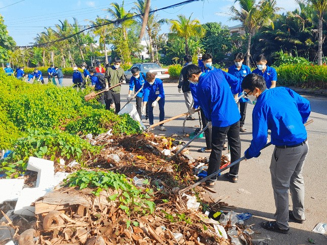 Illustrative photo: The youths of Can Tho University of Medicine and Pharmacy launched a cleaning campaign as part of Friedrich Naumann Foundation Sponsors to Support Climate Change Response in Can Tho
