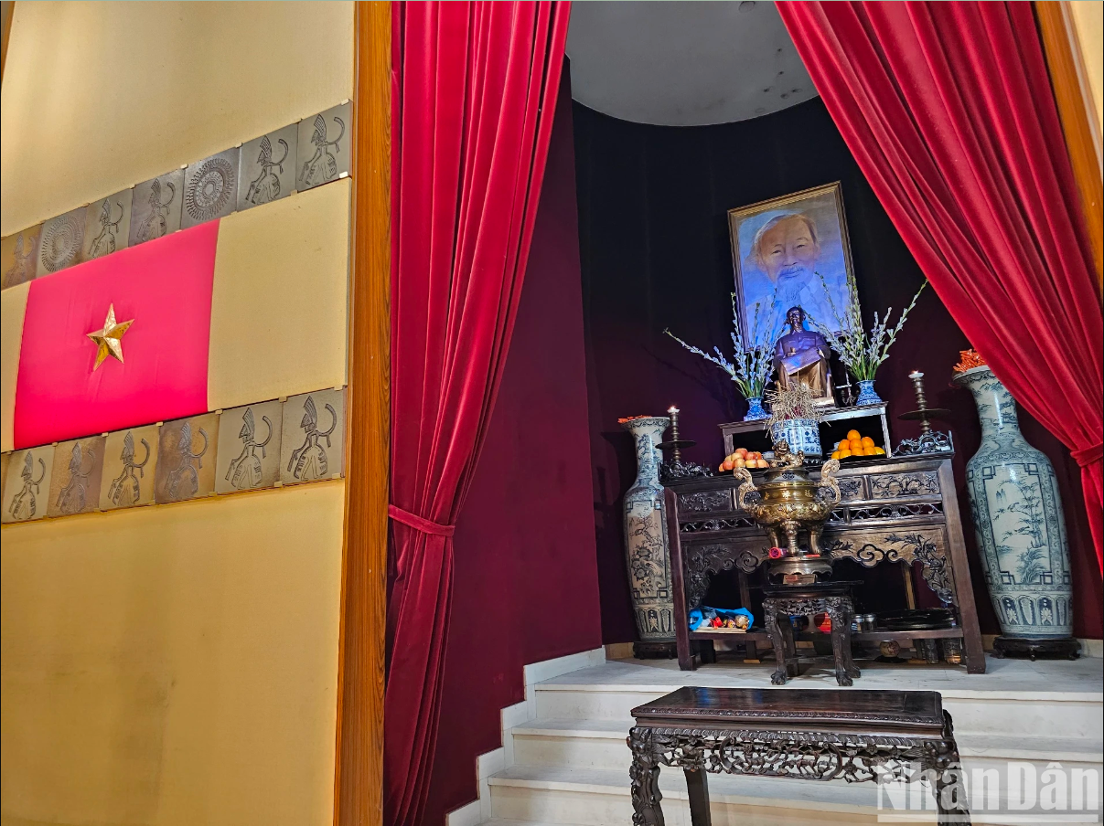 [Ảnh] Tòa Đại sứ Việt Nam tại Pháp - nơi ghi dấu ngoại giao nhân dân và tình yêu đất nước của kiều bào