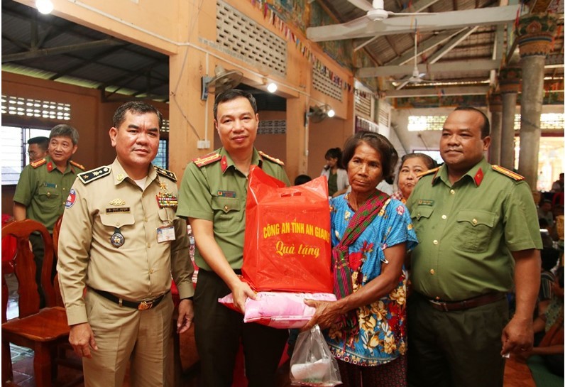 Khám bệnh, cấp thuốc miễn phí và tặng quà cho người dân tỉnh Tà Keo (Campuchia) Khám bệnh, cấp thuốc miễn phí và tặng quà cho người dân tỉnh Tà Keo (Campuchia)