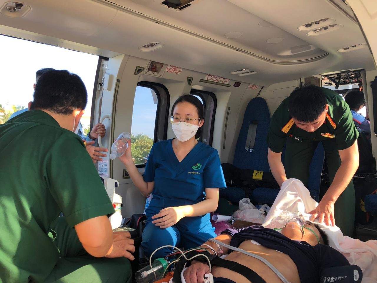 Trực thăng EC 225 đưa ngư dân bị từ đảo Song Tử Tây vào bờ điều trị Trực thăng EC 225 đưa ngư dân bị từ đảo Song Tử Tây vào bờ điều trị