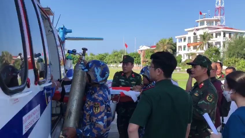 Trực thăng đưa ngư dân bị từ đảo Song Tử Tây vào bờ điều trị Chú thích ảnh