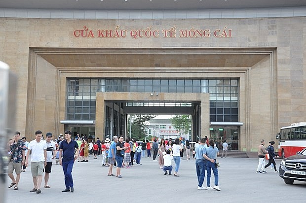 At Mong Cai International Border Gate (Photo: baoquangninh.vn) At Mong Cai International Border Gate (Photo: baoquangninh.vn)