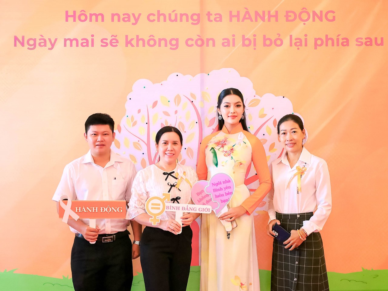Thúc đẩy quyền cho phụ nữ và phòng nạn mua bán người Thúc đẩy quyền cho phụ nữ và phòng nạn mua bán người