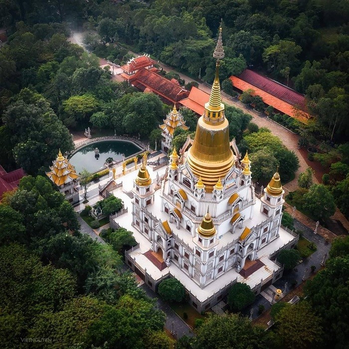 The temple grounds have a unique design covered by lush green forests (photo: Le Tan Loc) The temple grounds have a unique design covered by lush green forests (photo: Le Tan Loc)