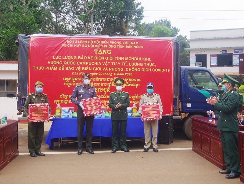 Đối ngoại biên phòng góp phần xây dựng biên giới hòa bình, hữu nghị, hợp tác cùng phát triển Đối ngoại biên phòng góp phần xây dựng biên giới hòa bình, hữu nghị, hợp tác cùng phát triển