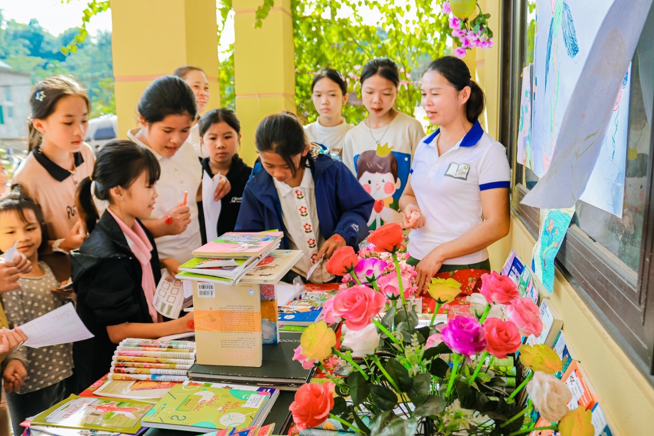 Học sinh Hòa Bình vui ngày hội đọc sách Học sinh Hòa Bình vui ngày hội đọc sách