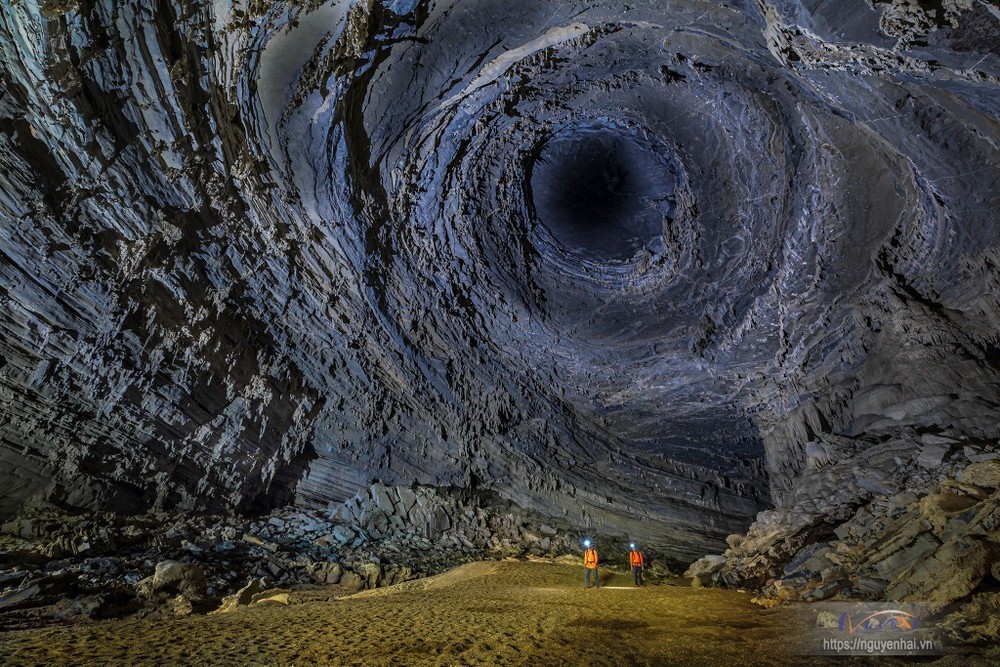 The Unique “Eye Of The Storm” Through Vietnamese Photographer’s Lenses The Unique “Eye Of The Storm” Inside Hang Tien Cave