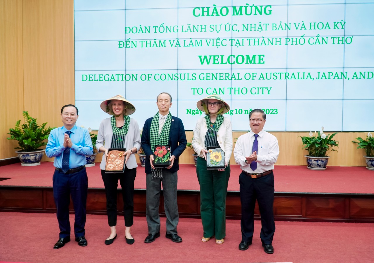 Lãnh đạo TP Cần Thơ tiếp đoàn Tổng Lãnh sự 3 nước Hoa Kỳ, Nhật Bản và Australia Lãnh đạo TP Cần Thơ tiếp đoàn Tổng Lãnh sự 3 nước Hoa Kỳ, Nhật Bản và Australia