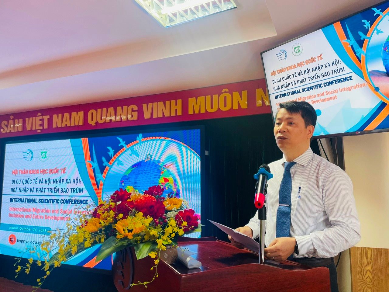 Migration Contributes to Changing Women's Roles in The Asian Family Migration Contributes to Changing Women's Roles in The Asian Family
