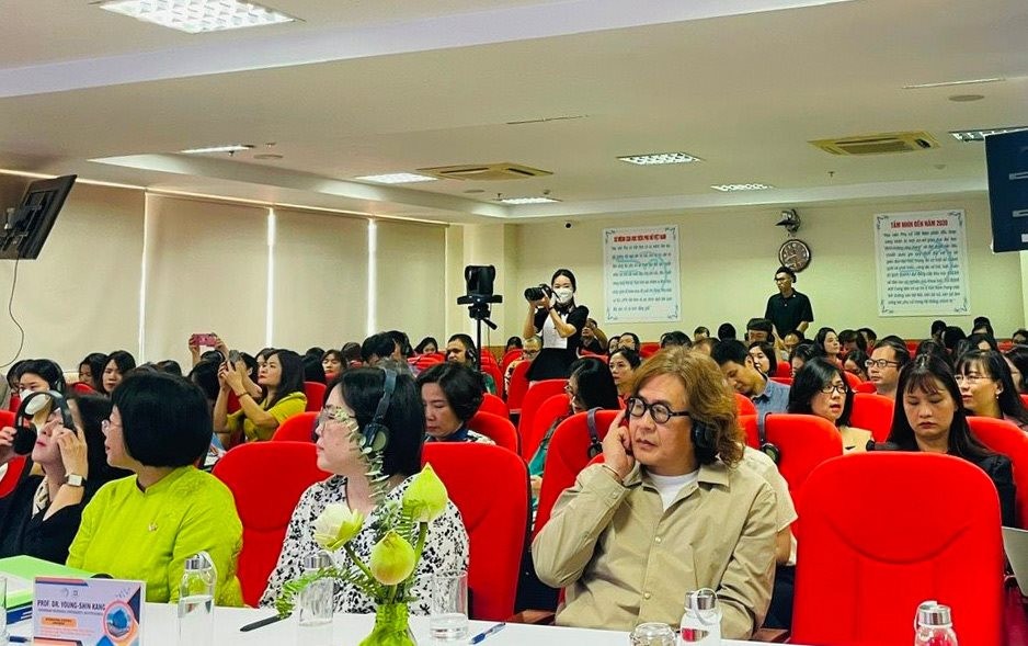 Migration Contributes to Changing Women's Roles in The Asian Family Migration Contributes to Changing Women's Roles in The Asian Family