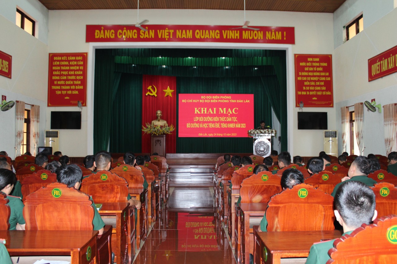 Đắk Lắk: Bồi dưỡng kiến thức dân tộc, tiếng Êđê - Khmer cho sĩ quan, quân nhân chuyên nghiệp Đắk Lắk: Bồi dưỡng kiến thức dân tộc, tiếng Êđê - Khmer cho sĩ quan, quân nhân chuyên nghiệp