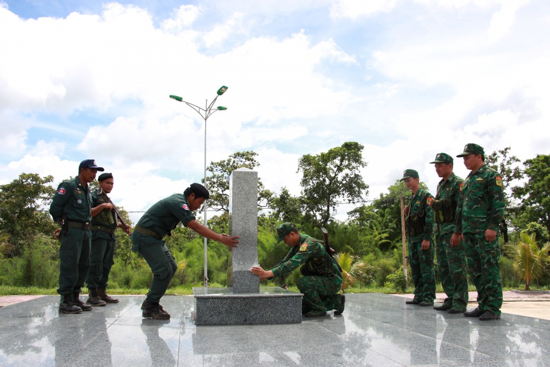 Biên cương thắm tình hữu nghị Biên cương thắm tình hữu nghị