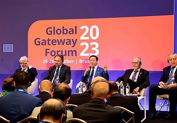 Deputy Prime Minister Tran Hong Ha speaks at a session of the forum. (Photo: VNA)