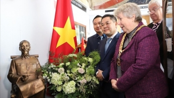 Khánh thành công trình tôn tạo tượng Bác Hồ tại Bảo tàng Newhaven (Anh)