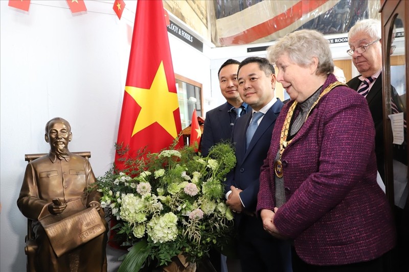 Bức tượng đồng Bác Hồ là món quà Ban quản lý Lăng Chủ tịch Hồ Chí Minh, thông qua Đại sứ quán Việt Nam tại Anh, gửi tặng Bảo tàng Newhaven vào năm 2013. Bức tượng đồng Bác Hồ là món quà Ban quản lý Lăng Chủ tịch Hồ Chí Minh, thông qua Đại sứ quán Việt Nam tại Anh, gửi tặng Bảo tàng Newhaven vào năm 2013.