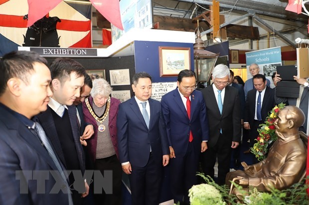 Đại diện chính quyền Newhaven và đại diện Đại sứ quán Việt Nam tại Anh cùng các đoàn công tác bày tỏ thành kính trước tượng Bác Hồ.( Nguồn: TTXVN) Đại diện chính quyền Newhaven và đại diện Đại sứ quán Việt Nam tại Anh cùng các đoàn công tác bày tỏ thành kính trước tượng Bác Hồ.( Nguồn: TTXVN)