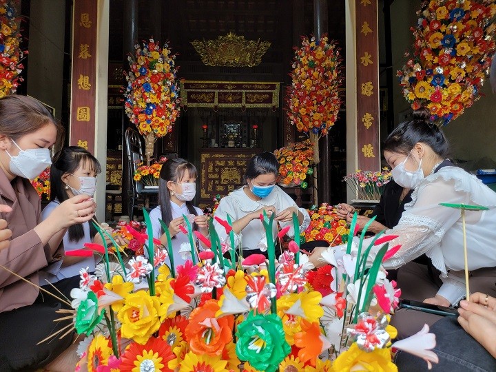Đến Huế thăm làng nghề hoa giấy Thanh Tiên