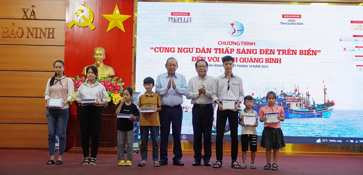 Nhiều hoạt động ý nghĩa qua Chương trình “Cùng ngư dân thắp sáng đèn trên biển” tại Quảng Bình Nhiều hoạt động ý nghĩa qua Chương trình “Cùng ngư dân thắp sáng đèn trên biển” tại Quảng Bình