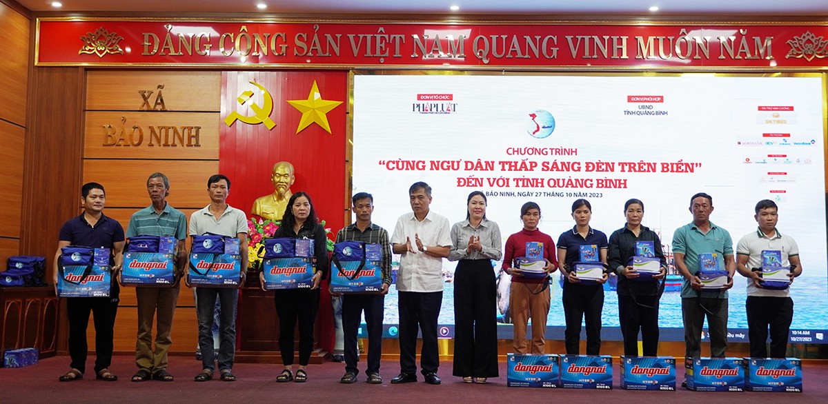 Nhiều hoạt động ý nghĩa qua Chương trình “Cùng ngư dân thắp sáng đèn trên biển” tại Quảng Bình Nhiều hoạt động ý nghĩa qua Chương trình “Cùng ngư dân thắp sáng đèn trên biển” tại Quảng Bình