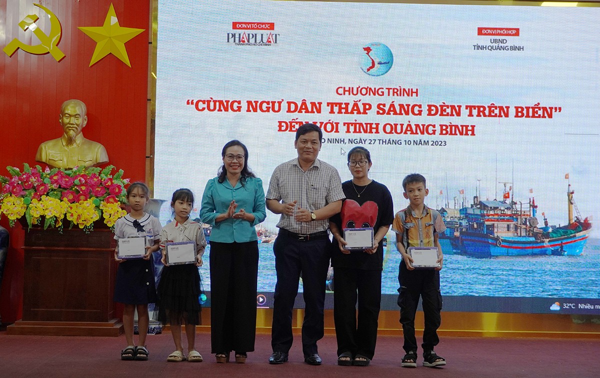 Nhiều hoạt động ý nghĩa qua Chương trình “Cùng ngư dân thắp sáng đèn trên biển” tại Quảng Bình Nhiều hoạt động ý nghĩa qua Chương trình “Cùng ngư dân thắp sáng đèn trên biển” tại Quảng Bình
