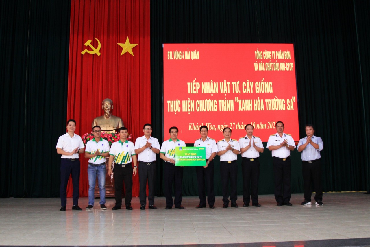 Vùng 4 Hải quân tiếp nhận vật tư, giống cây trồng “Xanh hoá Trường Sa” Vùng 4 Hải quân tiếp nhận vật tư, giống cây trồng “Xanh hoá Trường Sa”