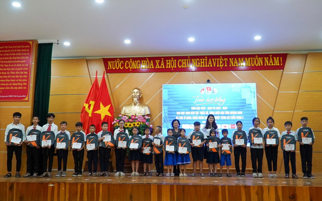  Trao cặp sách và học bổng cho học sinh.