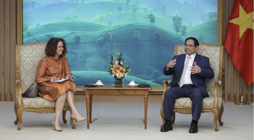 Prime Minister Pham Minh Chinh (R) receives WB Country Director in Vietnam Carolyn Turk (L) in Hanoi on October 27. Photo: VOV Prime Minister Pham Minh Chinh (R) receives WB Country Director in Vietnam Carolyn Turk (L) in Hanoi on October 27. Photo: VOV