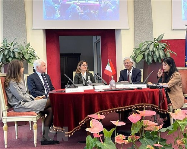 Phó Chủ tịch UBND Thành phố Hồ Chí Minh Võ Văn Hoan làm việc với Phó Thị trưởng thành phố Turin Michela Favaro. (Ảnh: Thanh Hải/TTXVN) Phó Chủ tịch UBND Thành phố Hồ Chí Minh Võ Văn Hoan làm việc với Phó Thị trưởng thành phố Turin Michela Favaro. (Ảnh: Thanh Hải/TTXVN)
