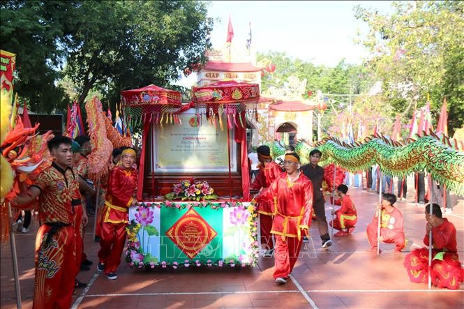 Lễ nghinh Thần, rước sắc phong và bằng công nhận di tích từ Mộ Thầy về đến Dinh Thầy Thím. 