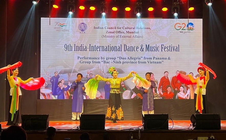 Quan Ho Singers Perform at Nineth International Festival in India Quan Ho Singers Perform at Nineth International Festival in India